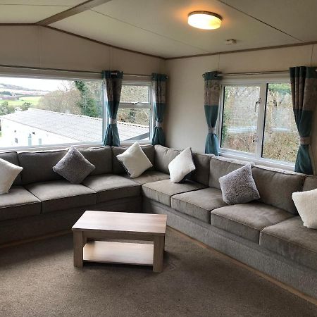 Classy Caravan With Ample Space 벰브리지 외부 사진