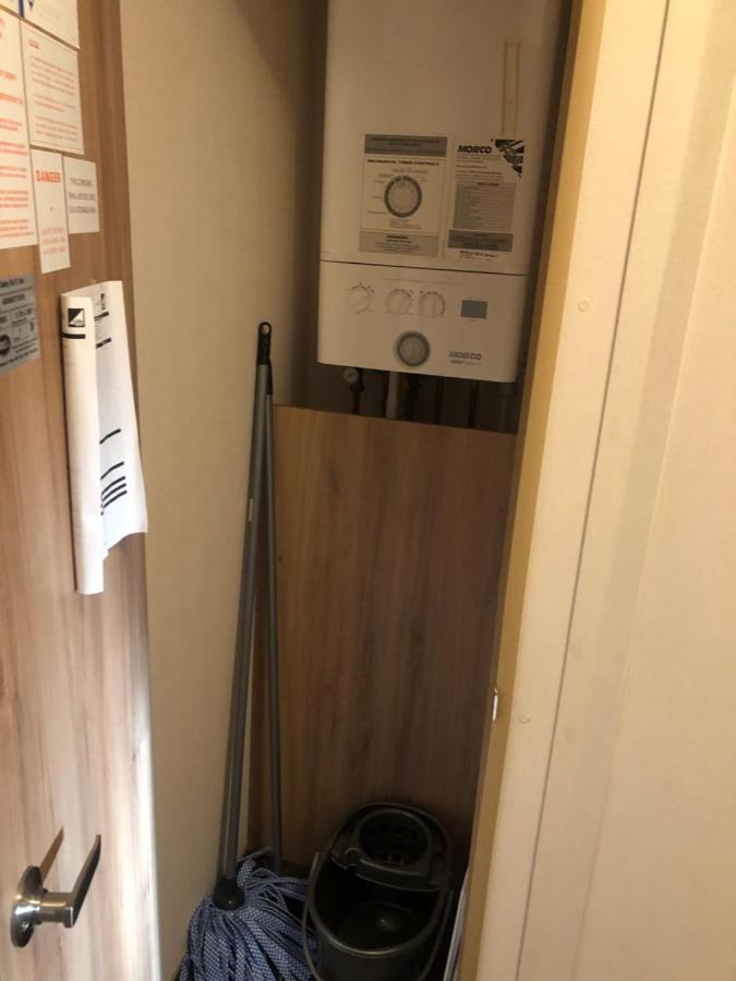 Classy Caravan With Ample Space 벰브리지 외부 사진