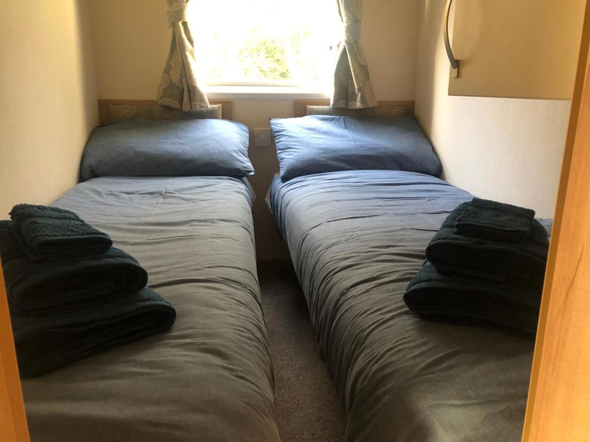 Classy Caravan With Ample Space 벰브리지 외부 사진