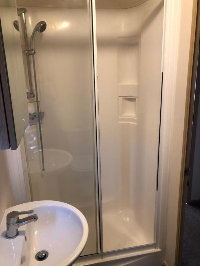 Classy Caravan With Ample Space 벰브리지 외부 사진
