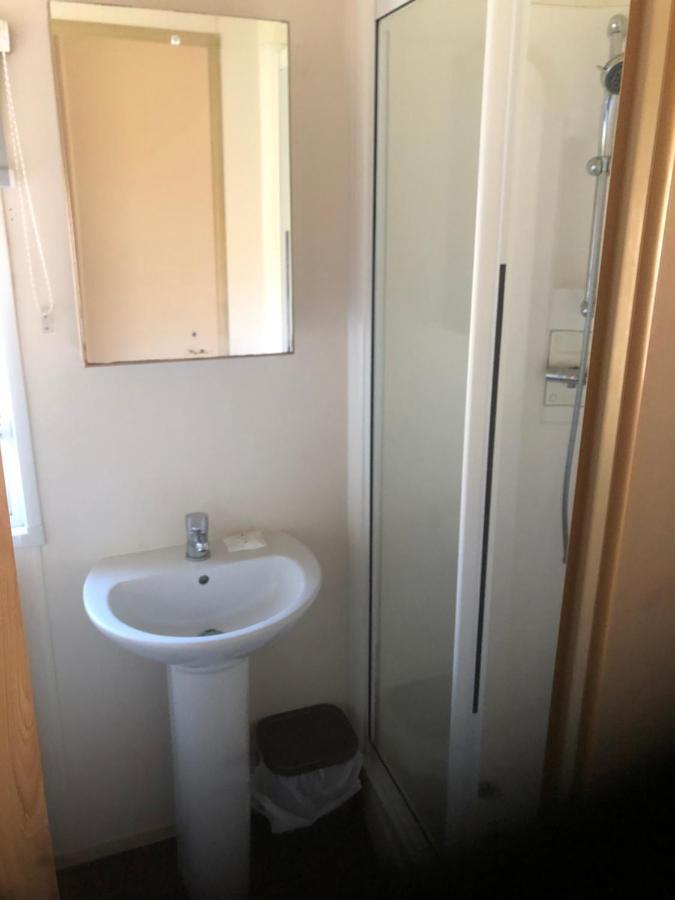 Classy Caravan With Ample Space 벰브리지 외부 사진