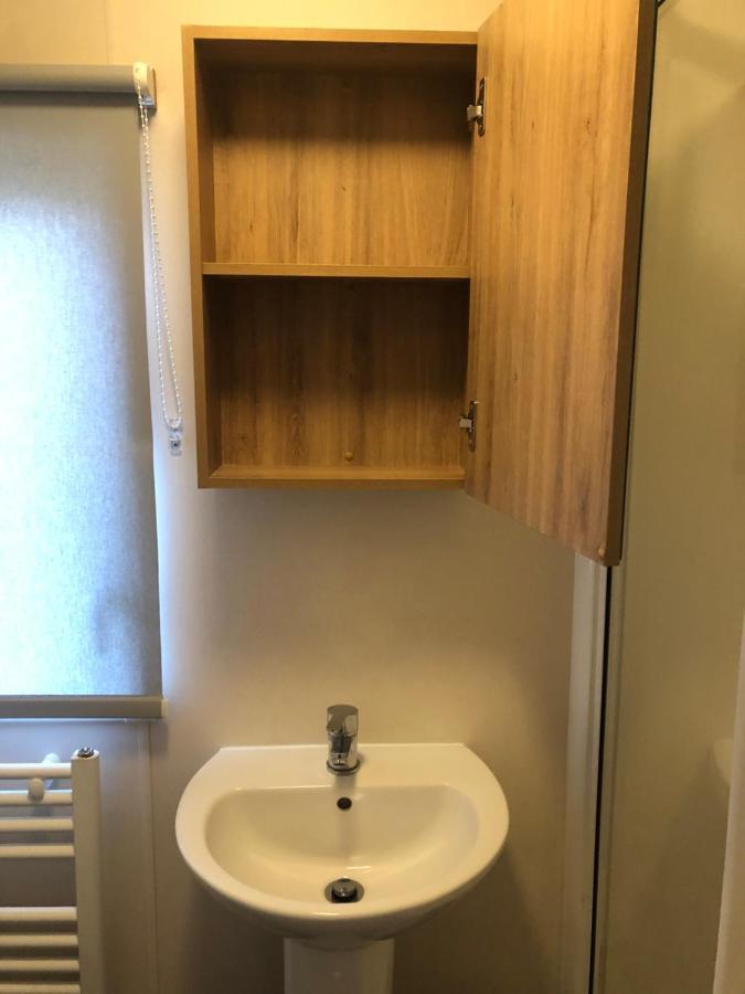 Classy Caravan With Ample Space 벰브리지 외부 사진