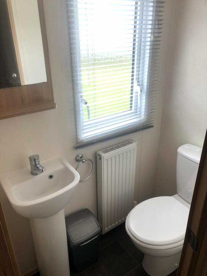 Classy Caravan With Ample Space 벰브리지 외부 사진