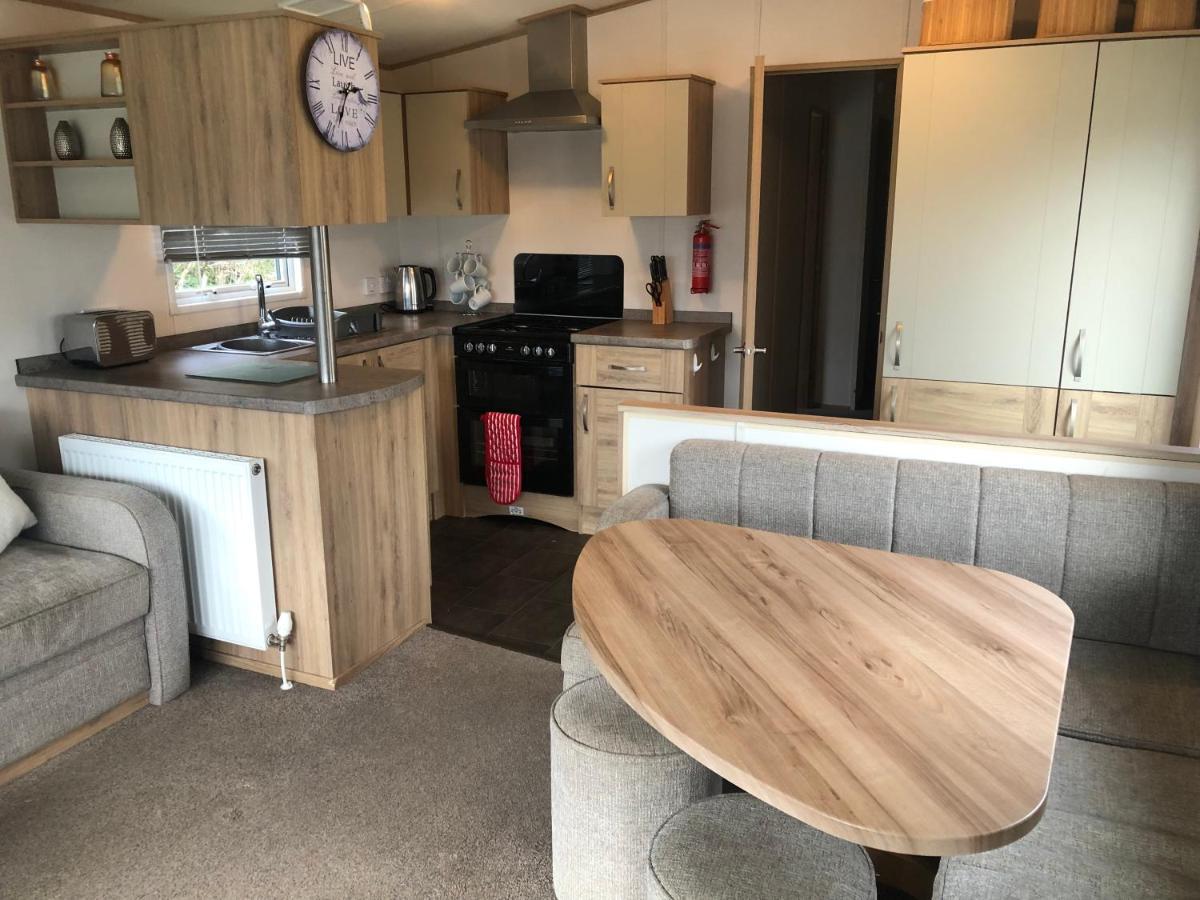 Classy Caravan With Ample Space 벰브리지 외부 사진