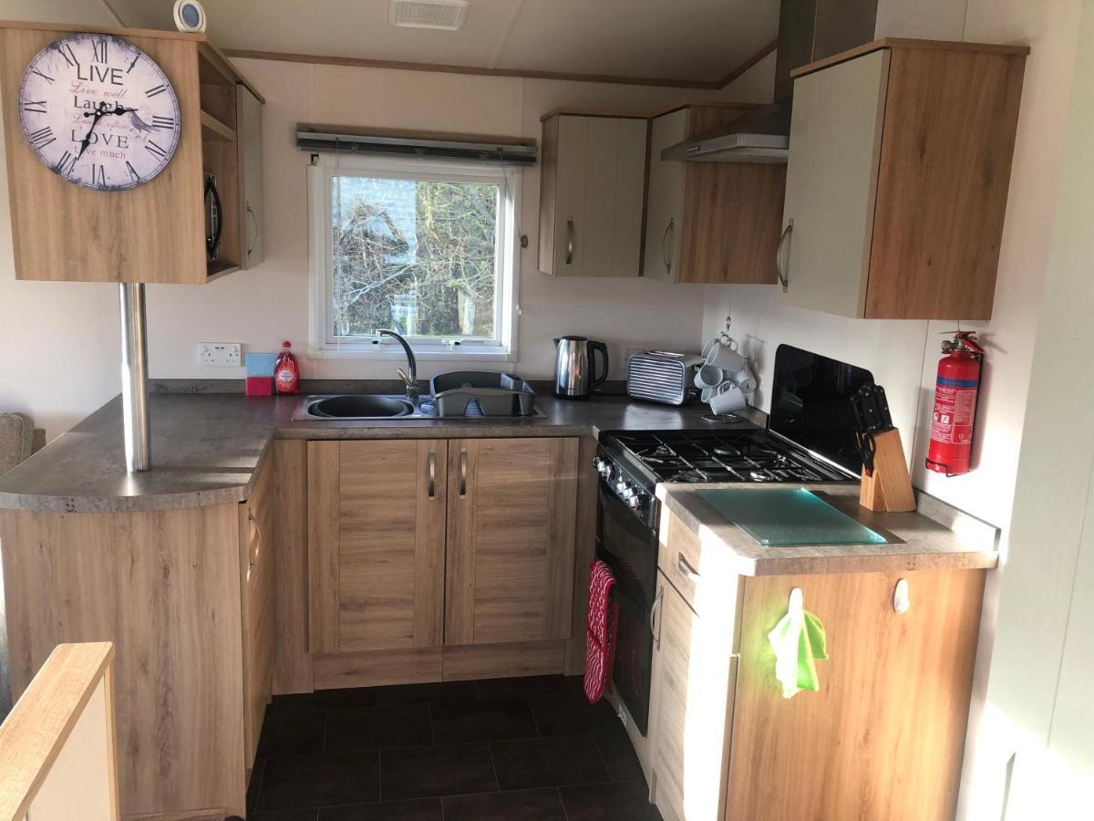 Classy Caravan With Ample Space 벰브리지 외부 사진