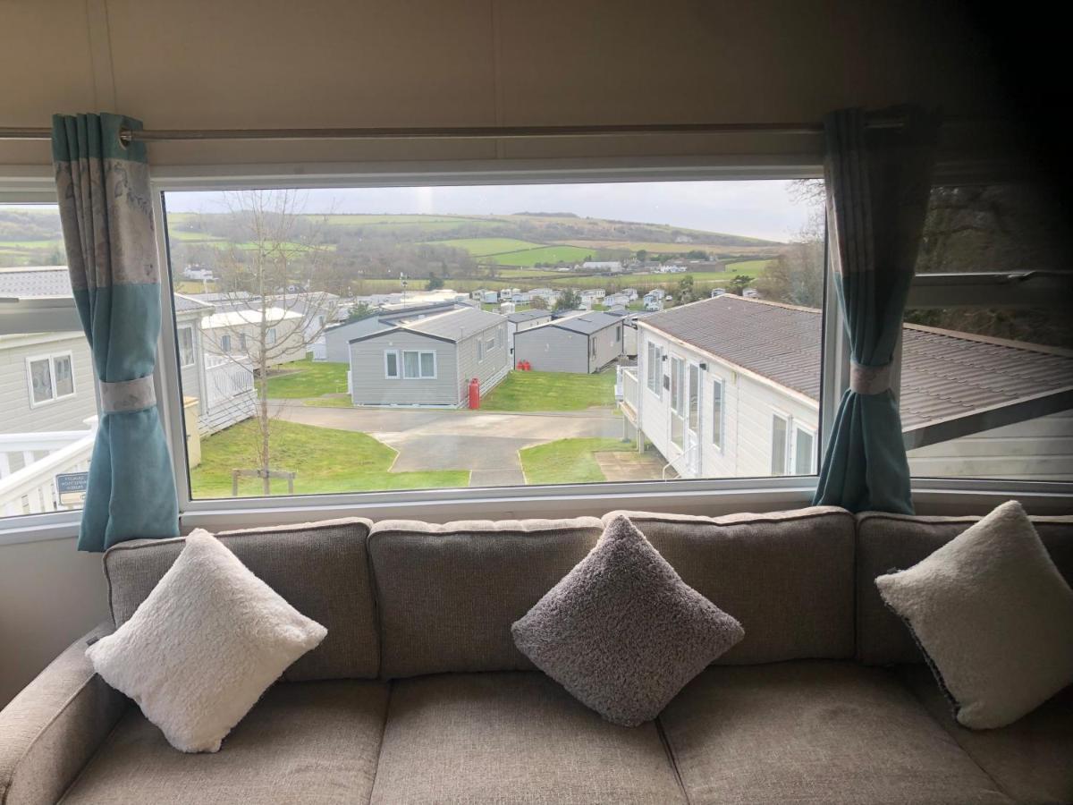 Classy Caravan With Ample Space 벰브리지 외부 사진