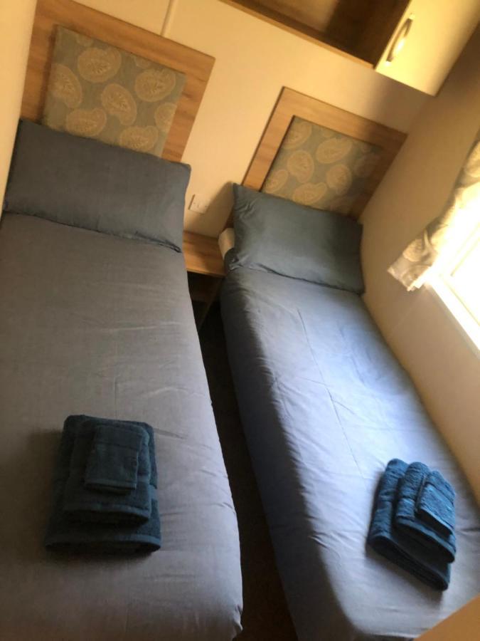 Classy Caravan With Ample Space 벰브리지 외부 사진